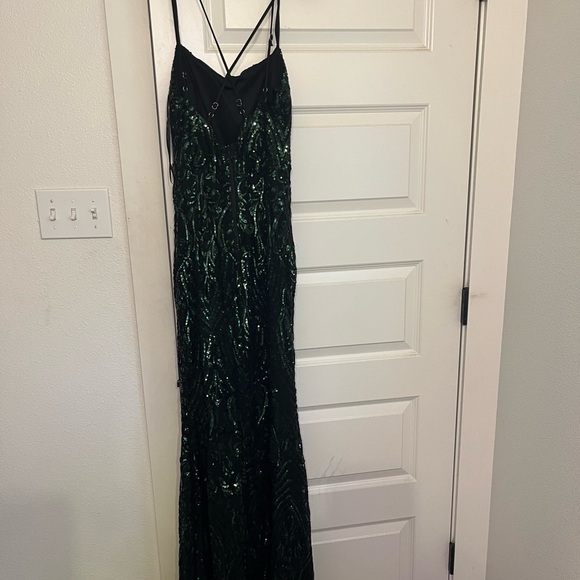 Elegant Green Sequin Gown - Picture 2 of 4